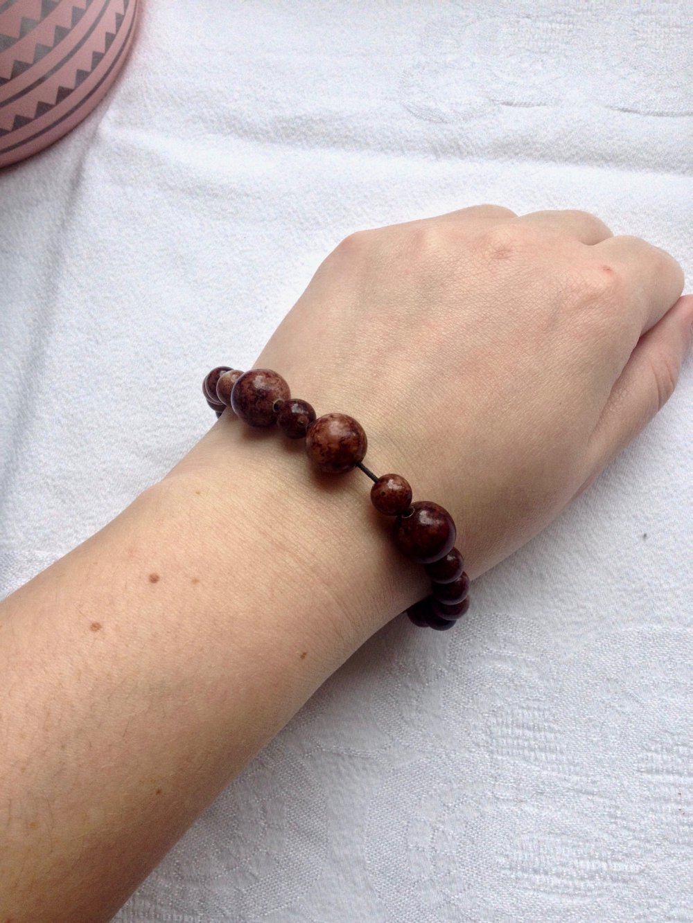 Schönes Armband aus braunen Perlen