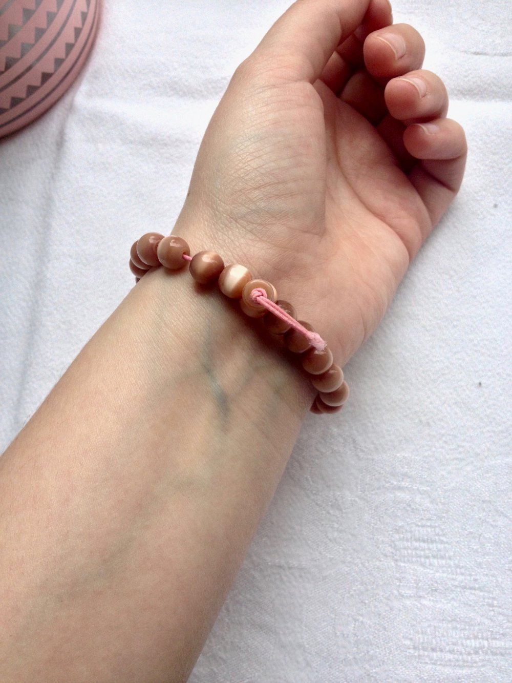 Schönes Armband aus runden Perlen