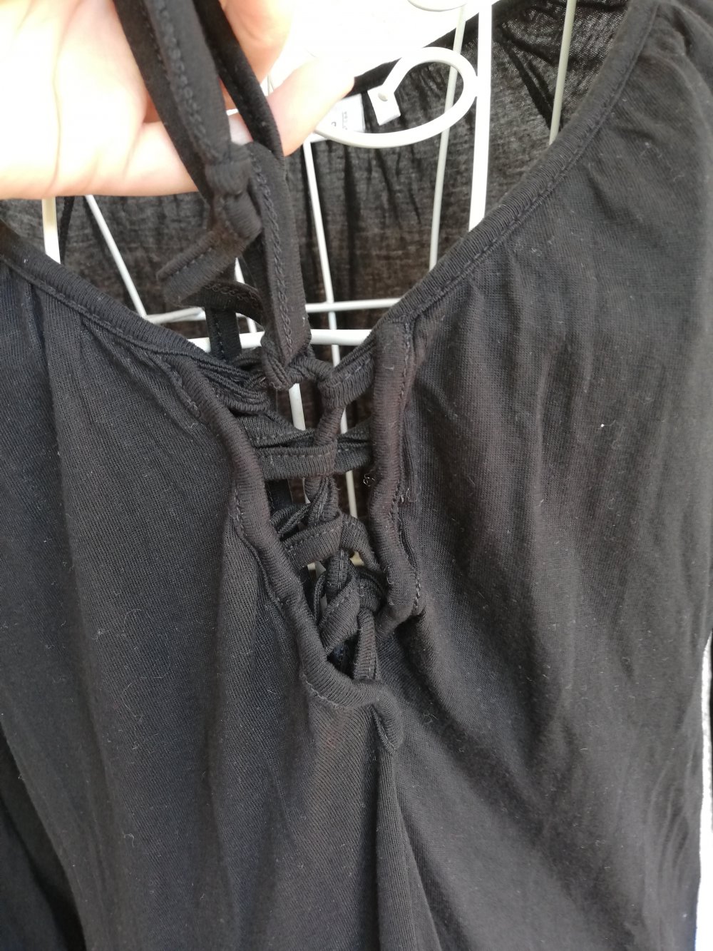 Schönes schwarzes Kleidchen mit 3/4 Ärmeln und schöner Schnürung vorne von Yessica