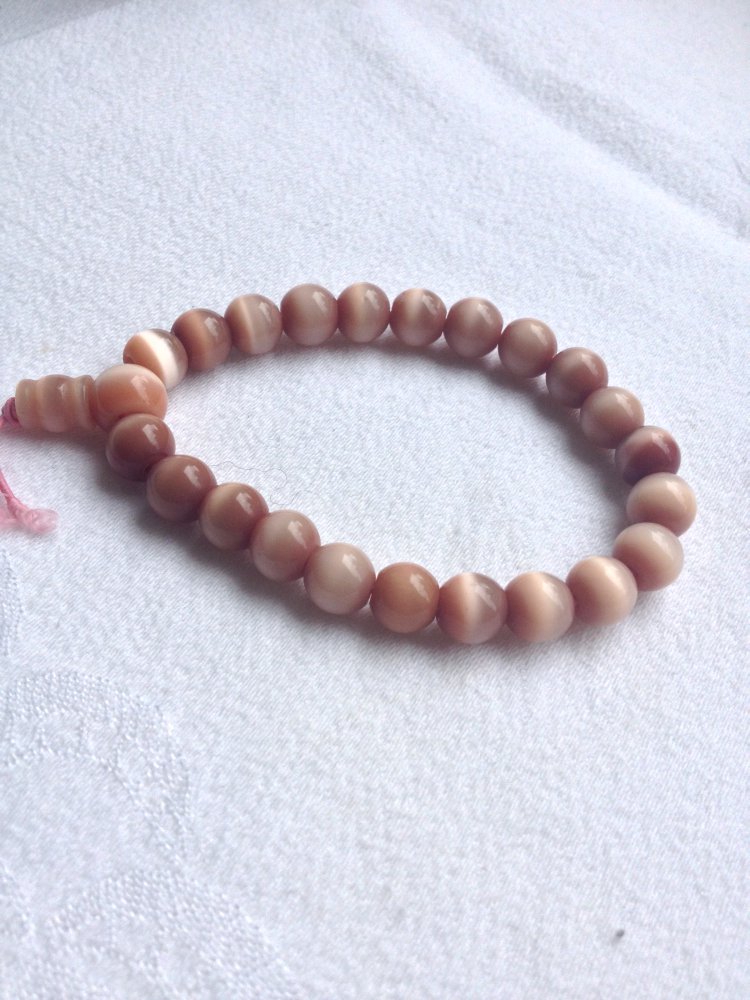 Schönes Armband aus runden Perlen