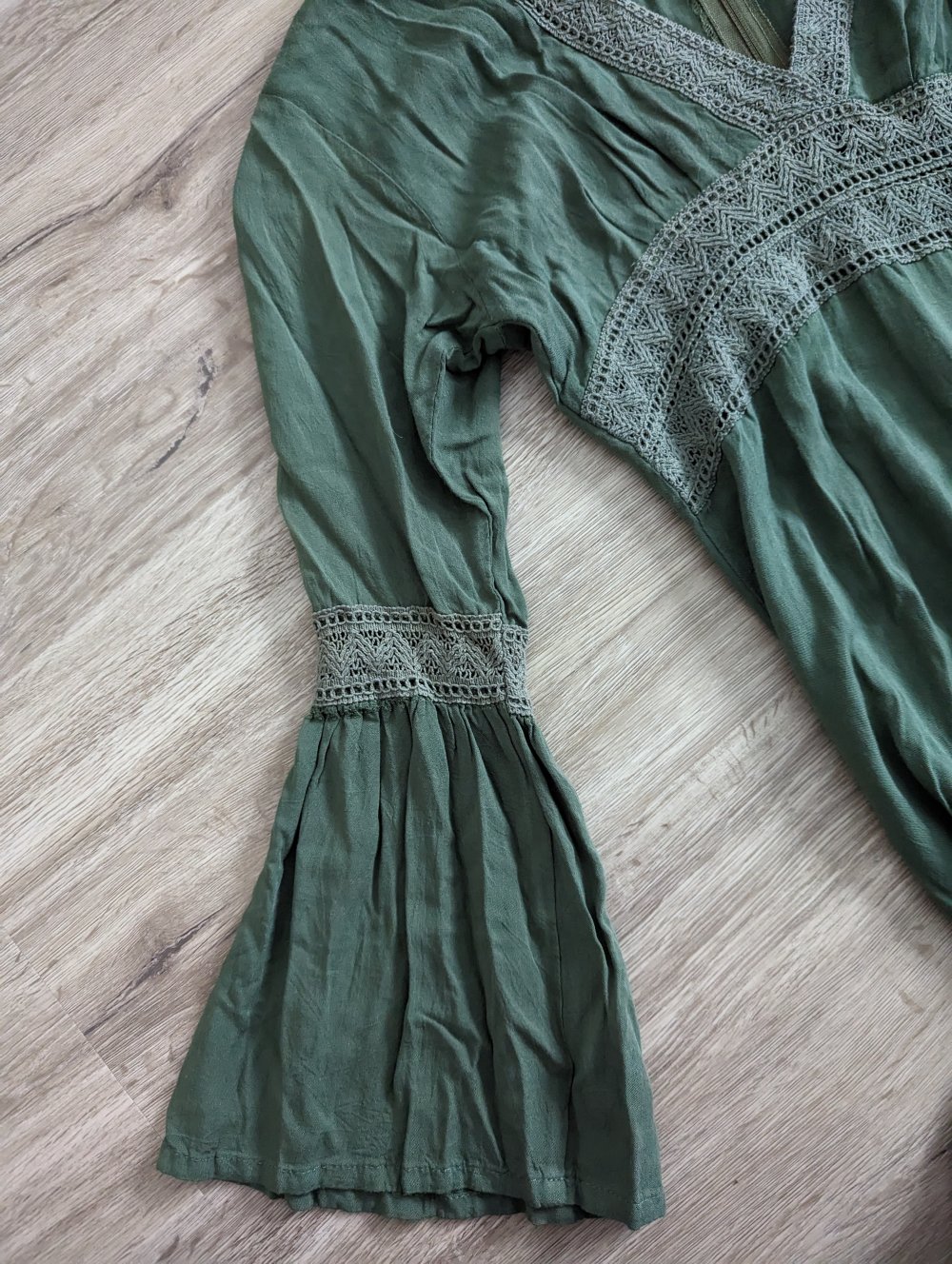 Khakifarbenes Kleid mit V-Ausschnitt Boho