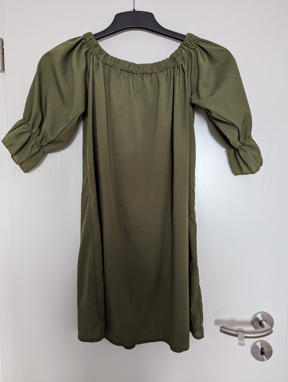 Khakifarbenes Off-Shoulder Kleid