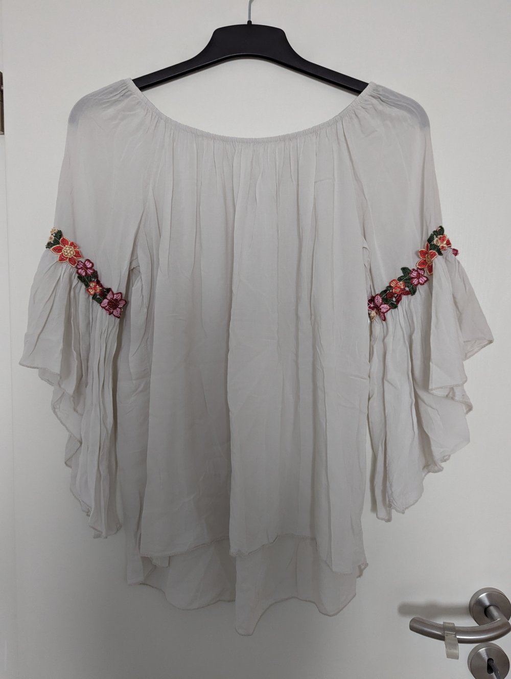 Cremefarbene Bluse mit Schmetterlingsärmeln und Stickerei