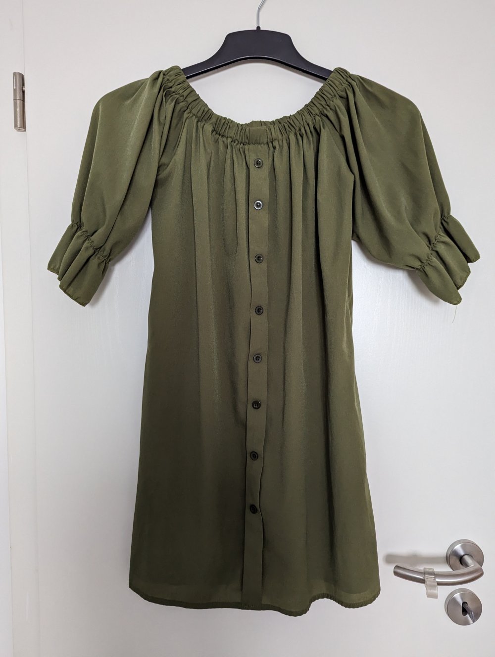 Khakifarbenes Off-Shoulder Kleid