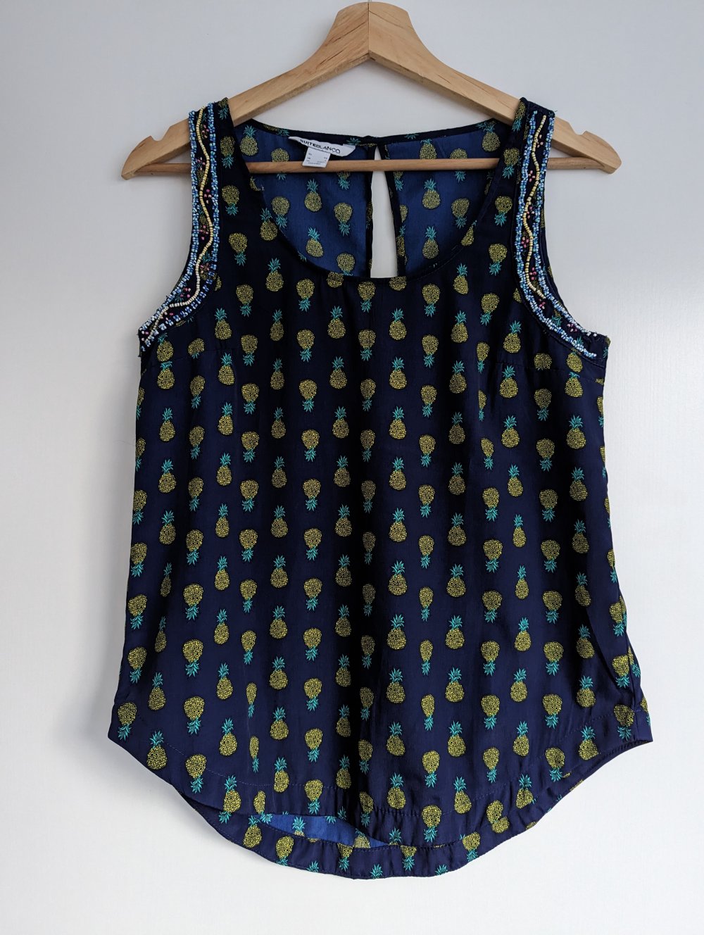 Ärmelloses Top mit Ananas und Perlenverzierung 