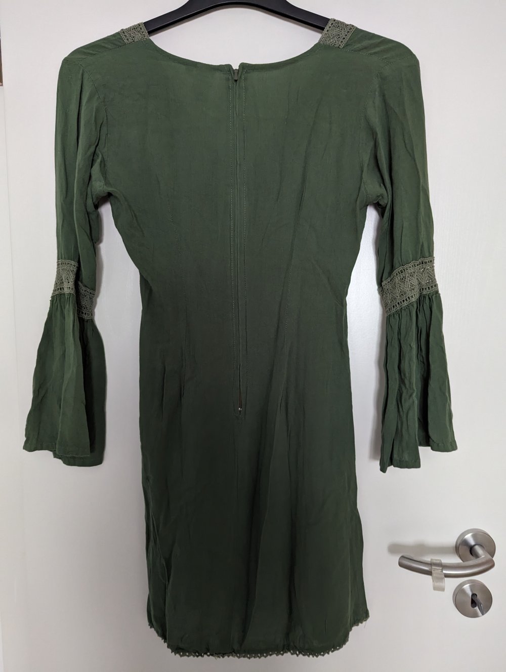 Khakifarbenes Kleid mit V-Ausschnitt Boho