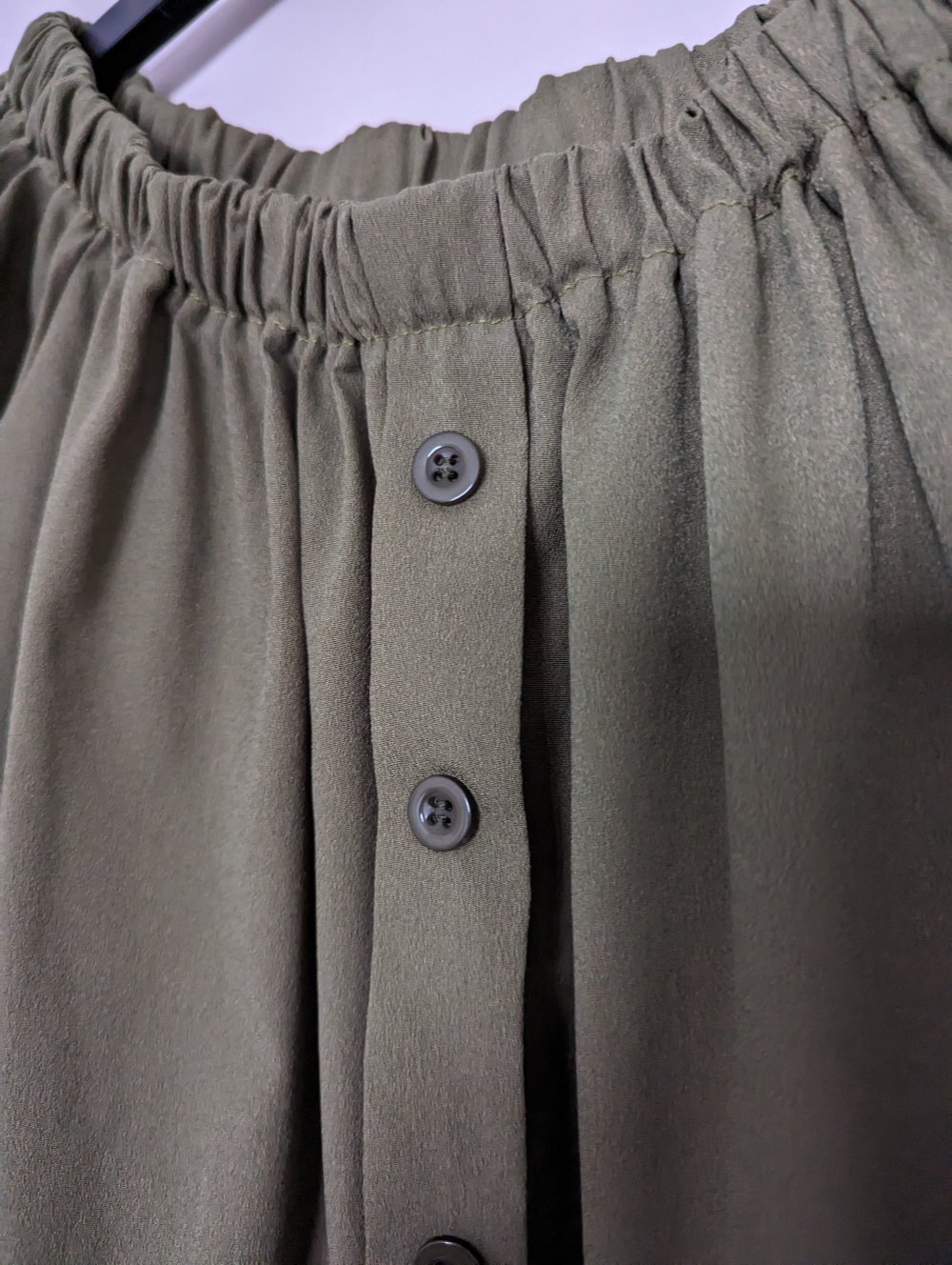 Khakifarbenes Off-Shoulder Kleid