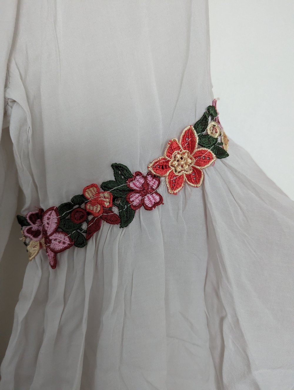 Cremefarbene Bluse mit Schmetterlingsärmeln und Stickerei