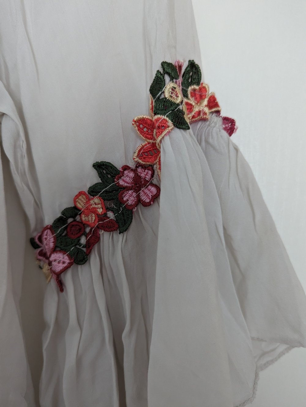 Cremefarbene Bluse mit Schmetterlingsärmeln und Stickerei