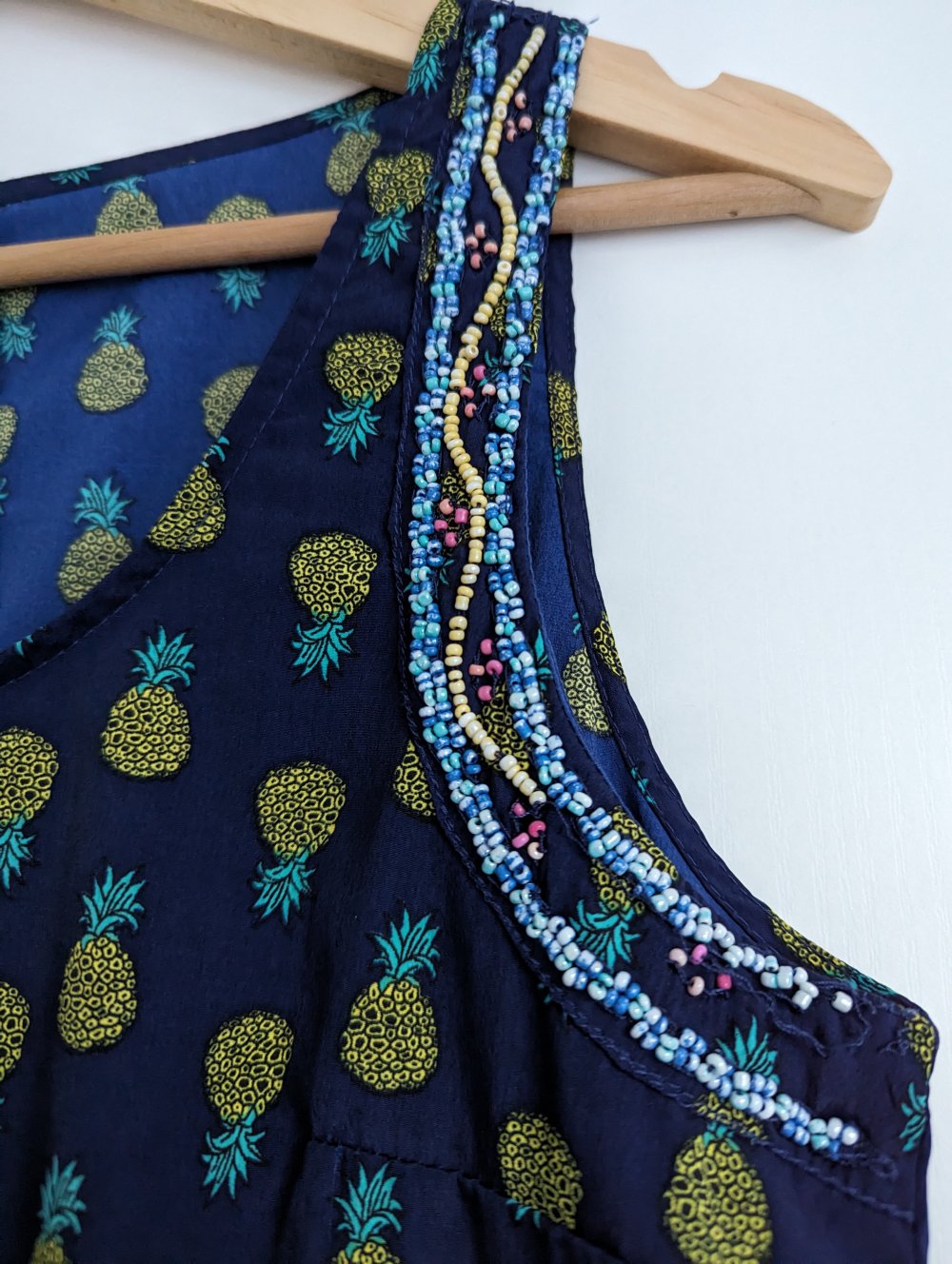 Ärmelloses Top mit Ananas und Perlenverzierung 