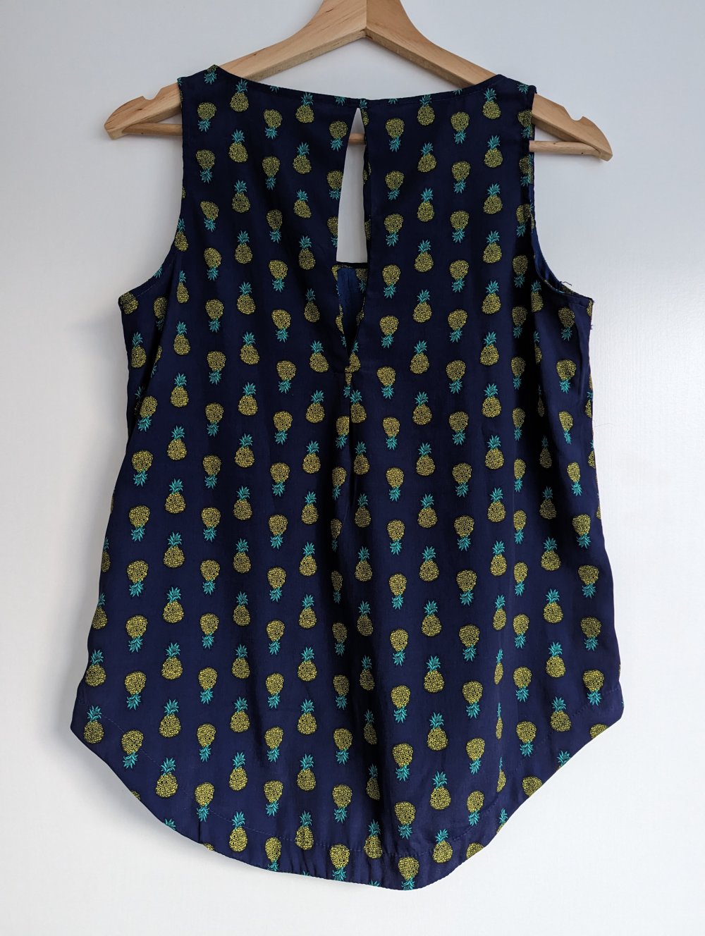 Ärmelloses Top mit Ananas und Perlenverzierung 