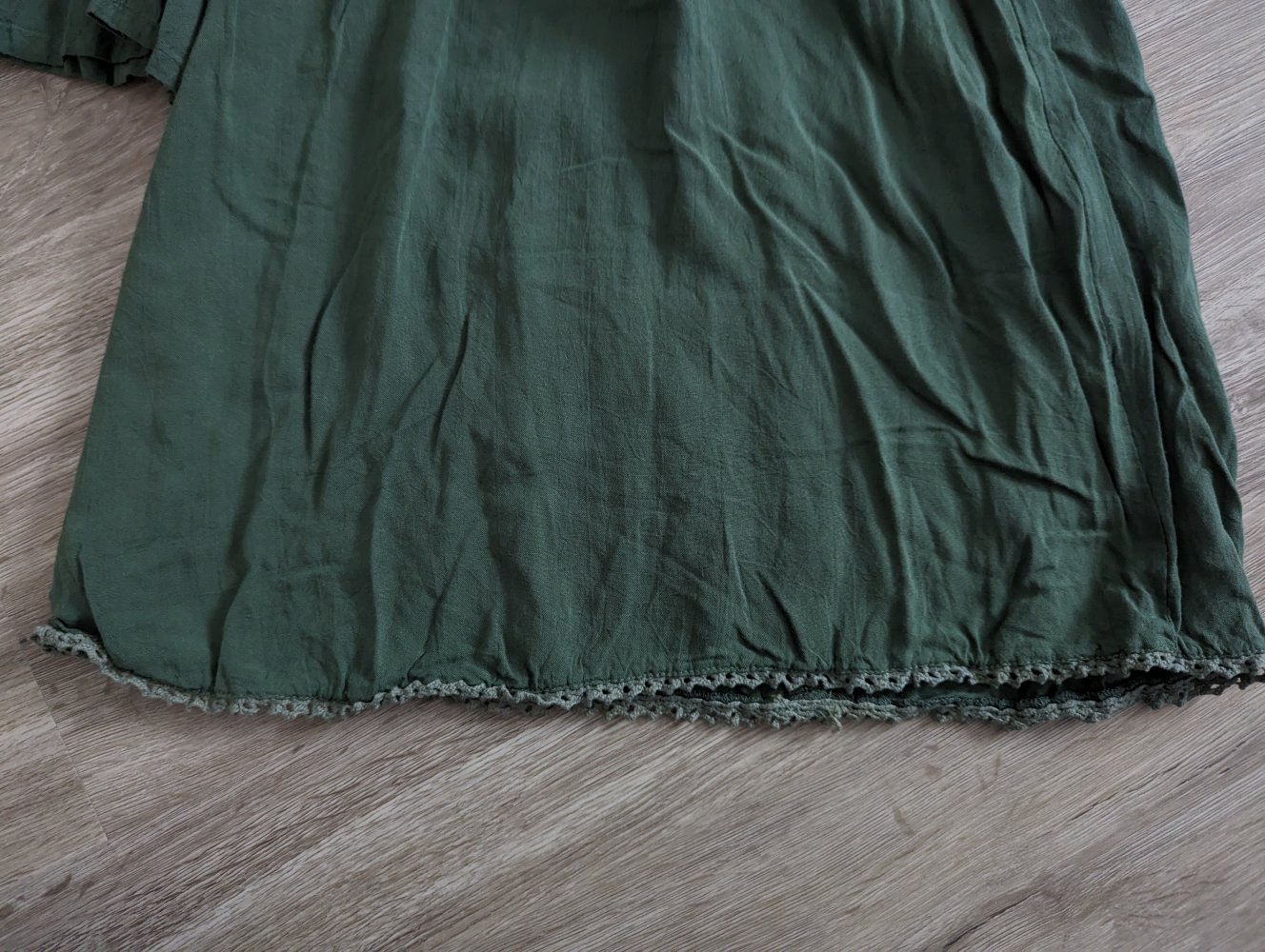 Khakifarbenes Kleid mit V-Ausschnitt Boho