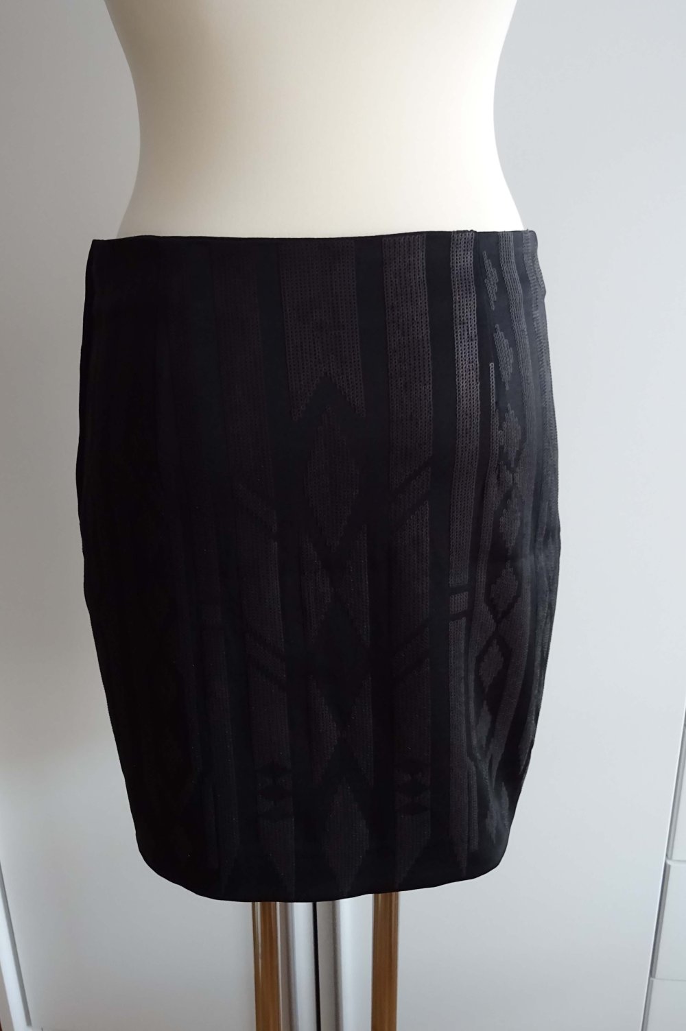 schwarzer Rock mit Pailletten