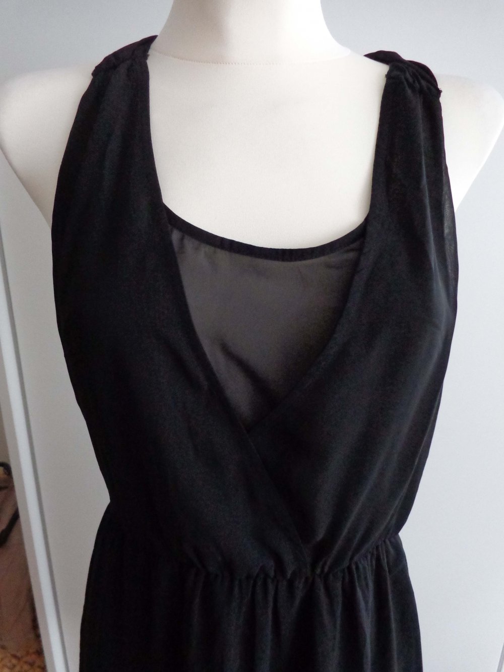 schwarzes Chiffon-Kleid