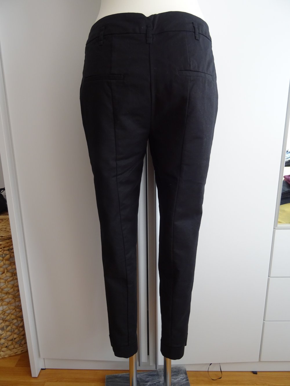schwarze Knöchelhose