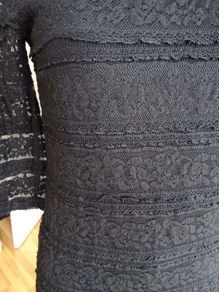 schwarzes Shirt mit Spitze