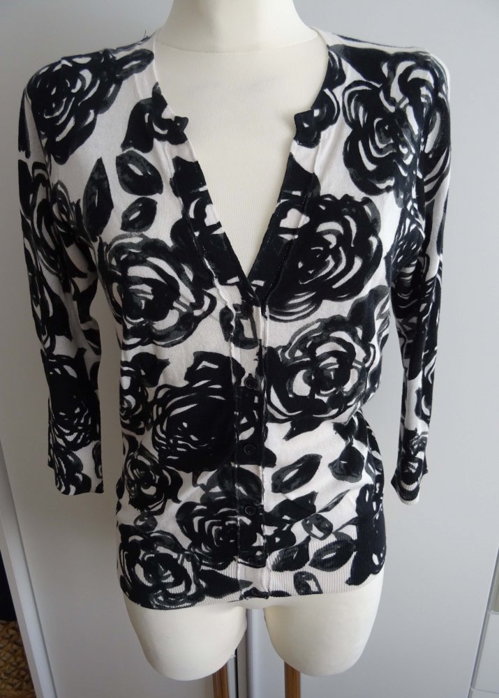 Strickjacke mit Blumen