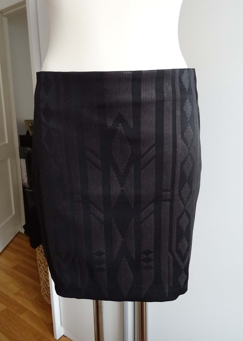 schwarzer Rock mit Pailletten