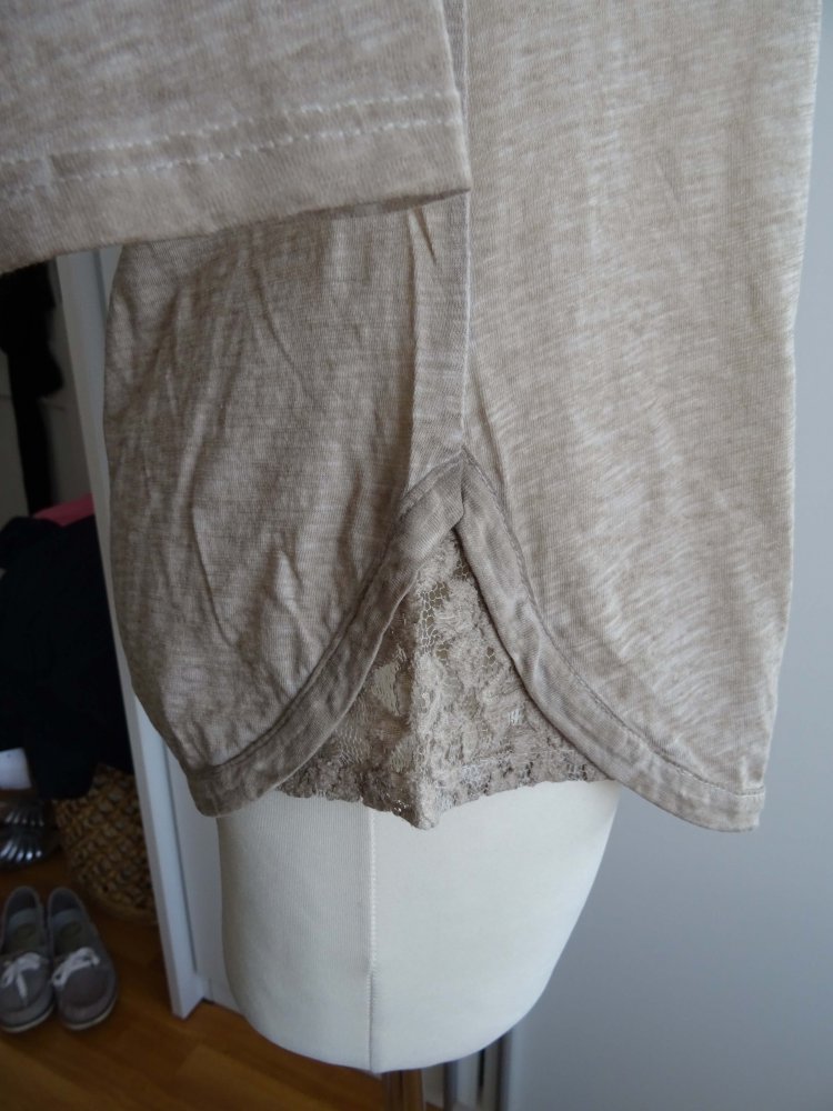 Shirt in beige mit Spitzeneinsatz -NEU-