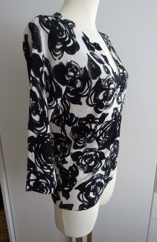 Strickjacke mit Blumen