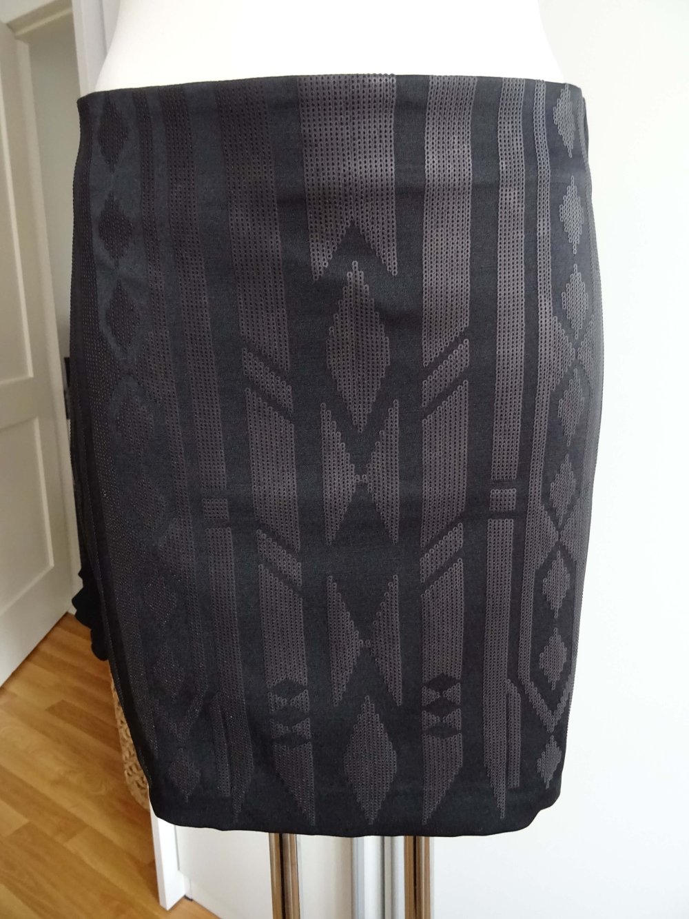 schwarzer Rock mit Pailletten