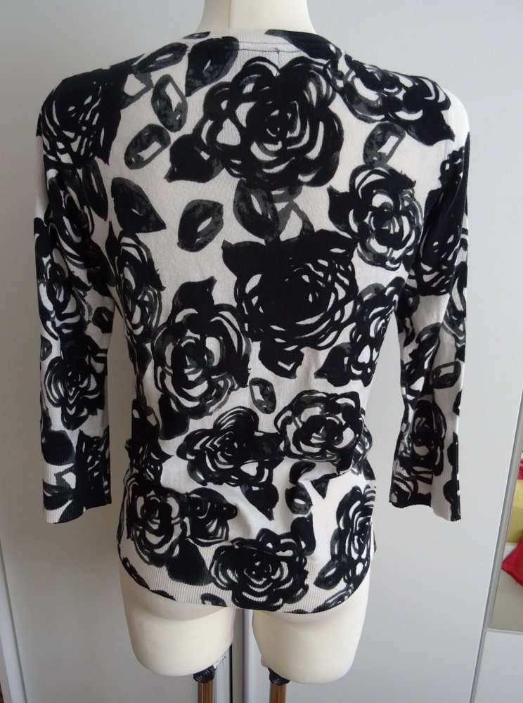 Strickjacke mit Blumen