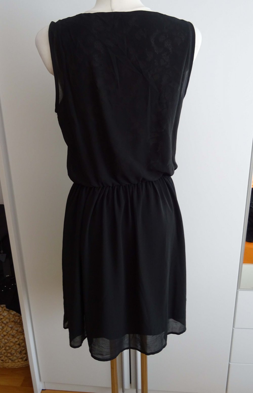 schwarzes Kleid