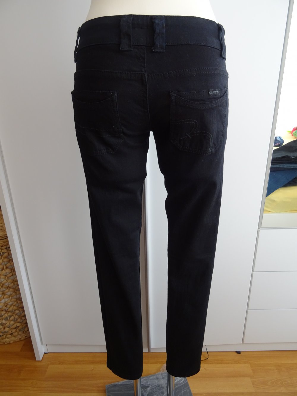 schwarze Jeans