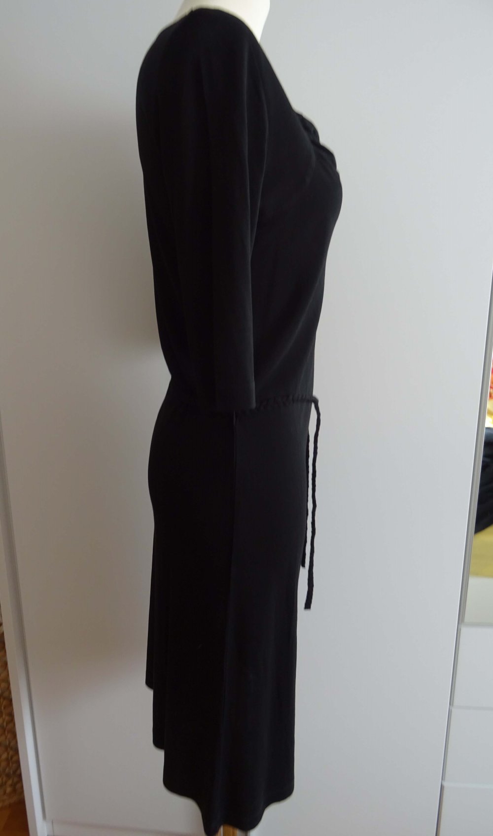 schwarzes Kleid