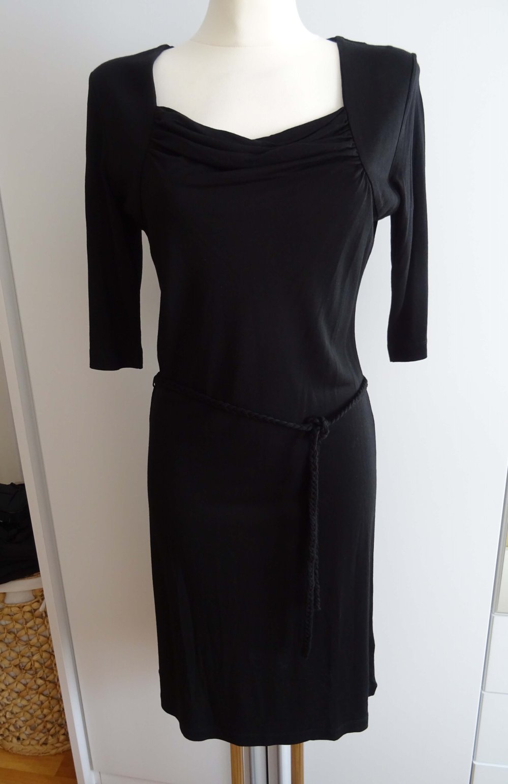 schwarzes Kleid