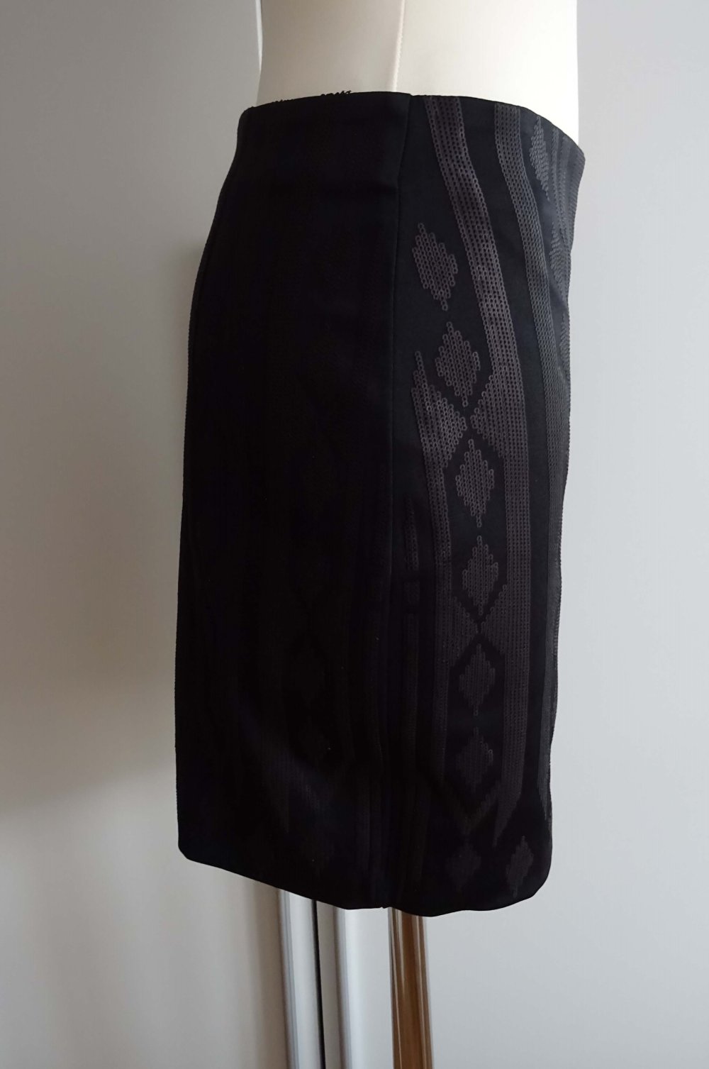 schwarzer Rock mit Pailletten