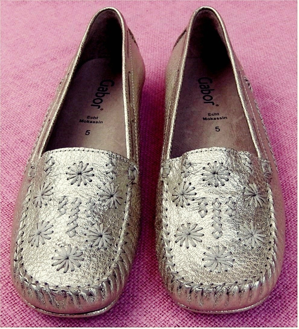 Gabor Damen Halbschuhe Slipper Echt Mokassin aus Leder - Größe 38 / UK 5 - Mit Edelweiß-Applikationen - glänzend neusilberfarbig