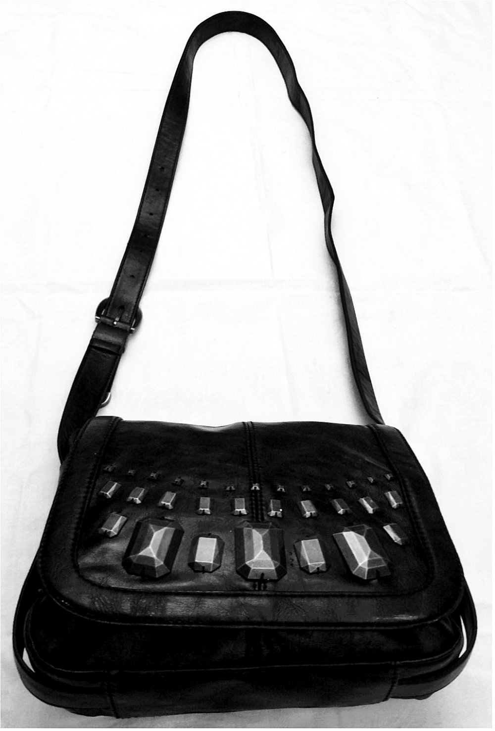 Esprit Damen-Umhänge-Tasche - schwarz mit Metallbesatz