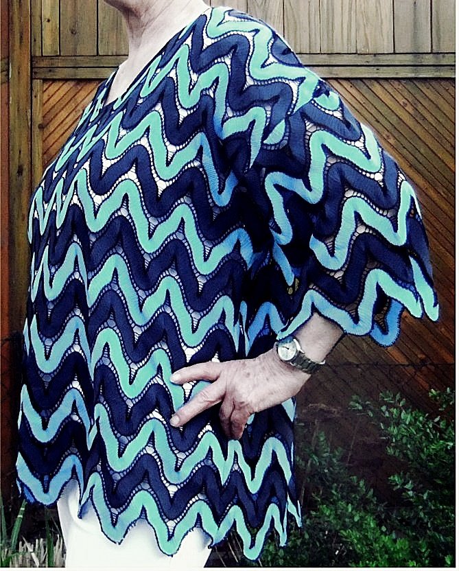 Sommerpulli kurzärmlig - von Chanaz Couture exclusiv - hellblau / dunkelblau