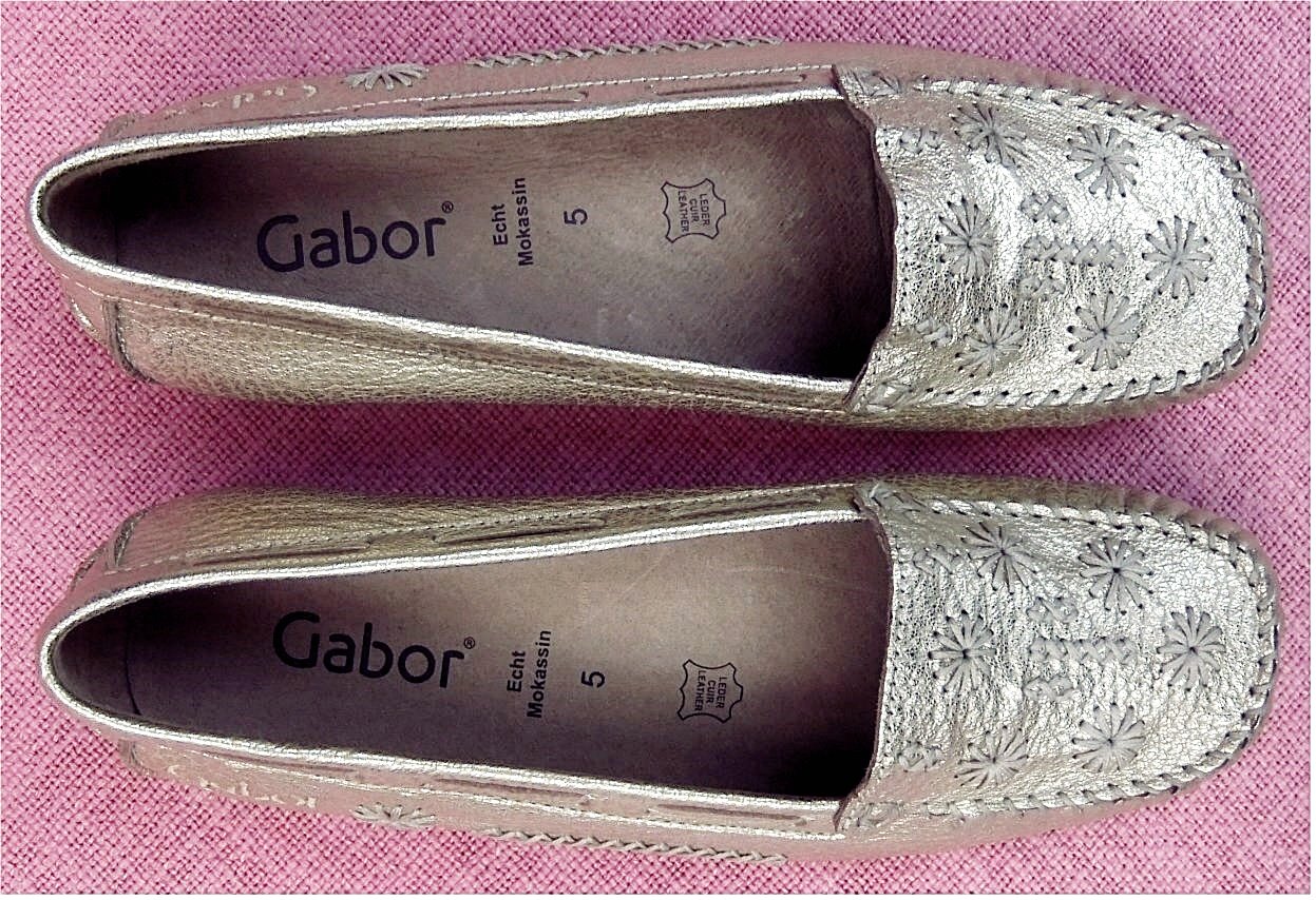 Gabor Damen Halbschuhe Slipper Echt Mokassin aus Leder - Größe 38 / UK 5 - Mit Edelweiß-Applikationen - glänzend neusilberfarbig