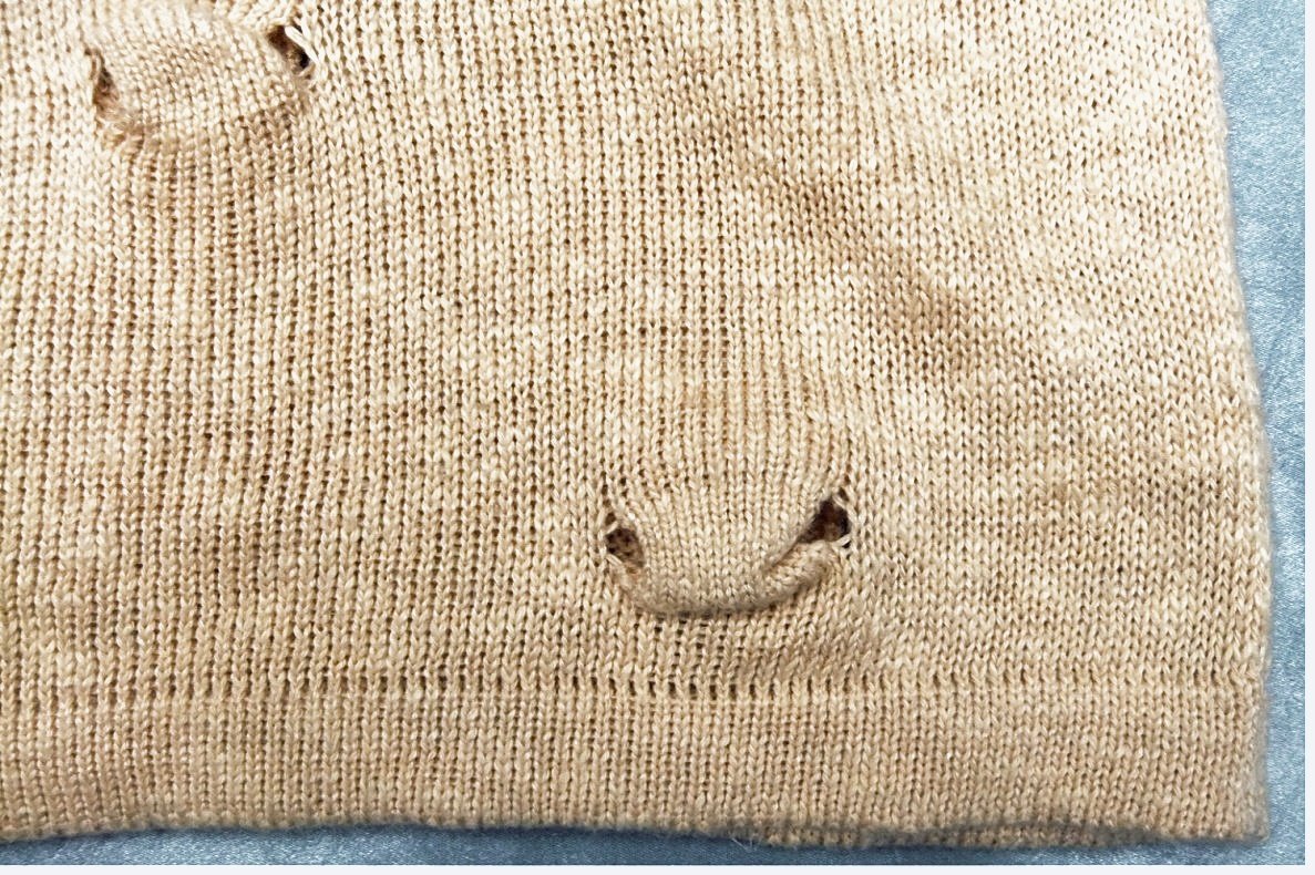 Damen-Strickpullover , Größe 42 - hellbraun - mit abstrakten kleinen Schlitzen