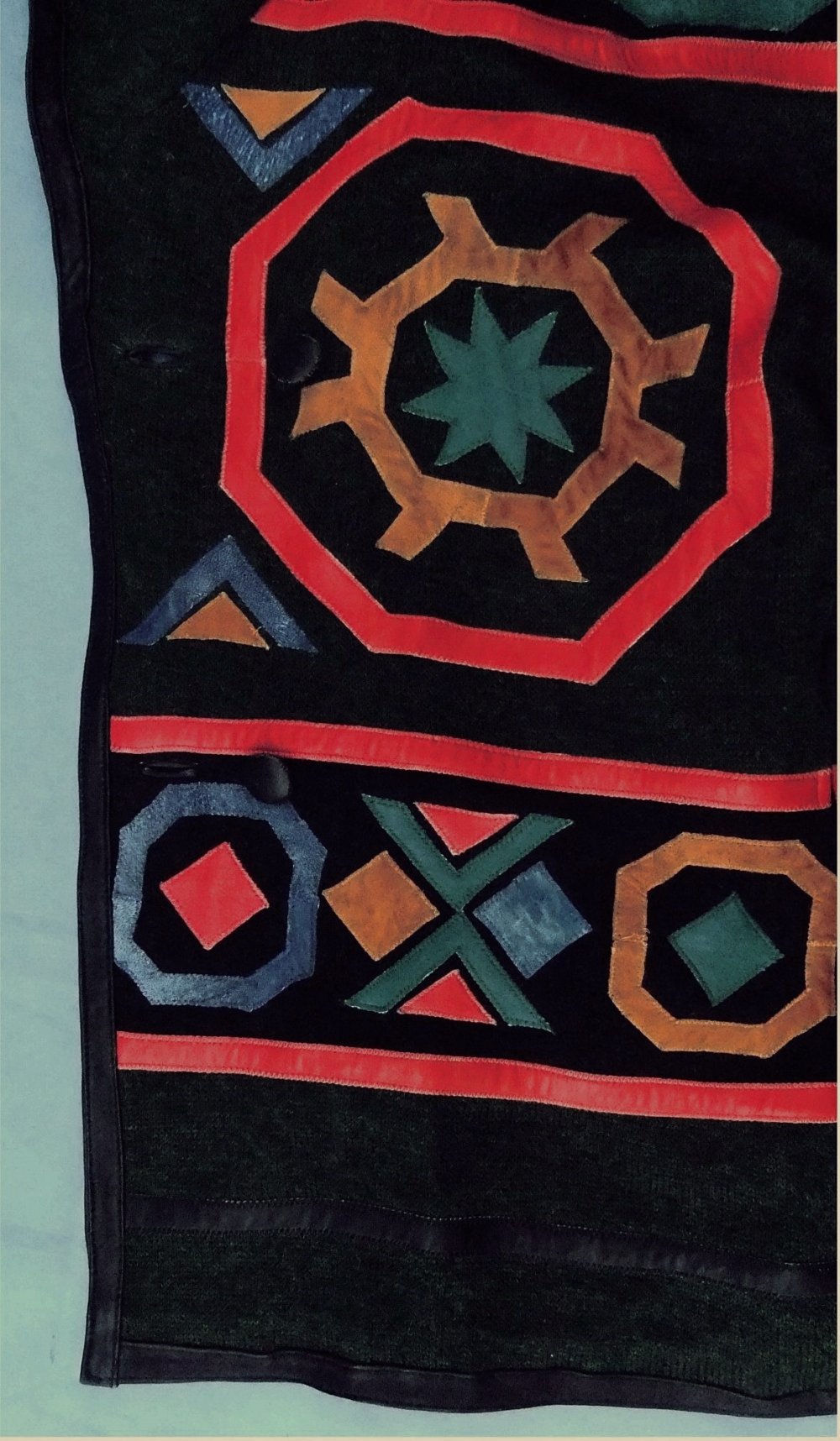 Macht den Winter bunt ; einzigartige Schurwoll-Jacke mit farbigem Lederbesatz - Größe 42 / 44