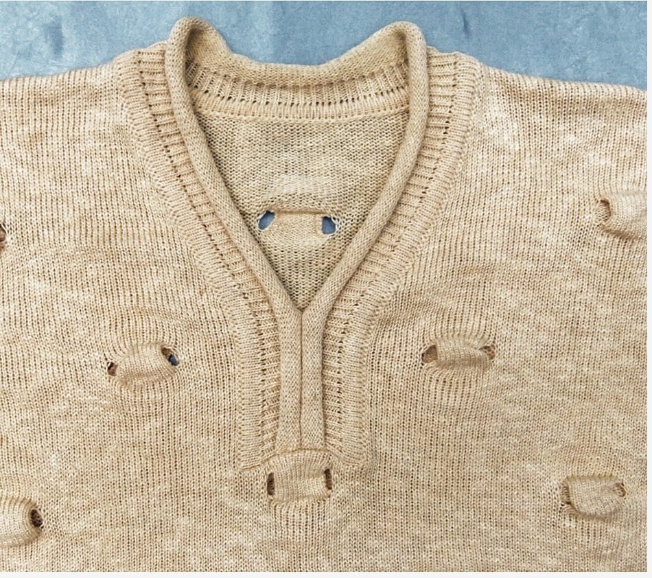 Damen-Strickpullover , Größe 42 - hellbraun - mit abstrakten kleinen Schlitzen