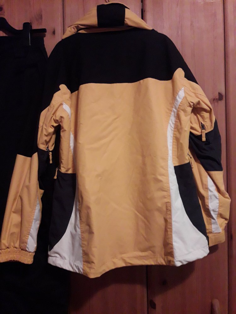 Sonnengelber Skianzug