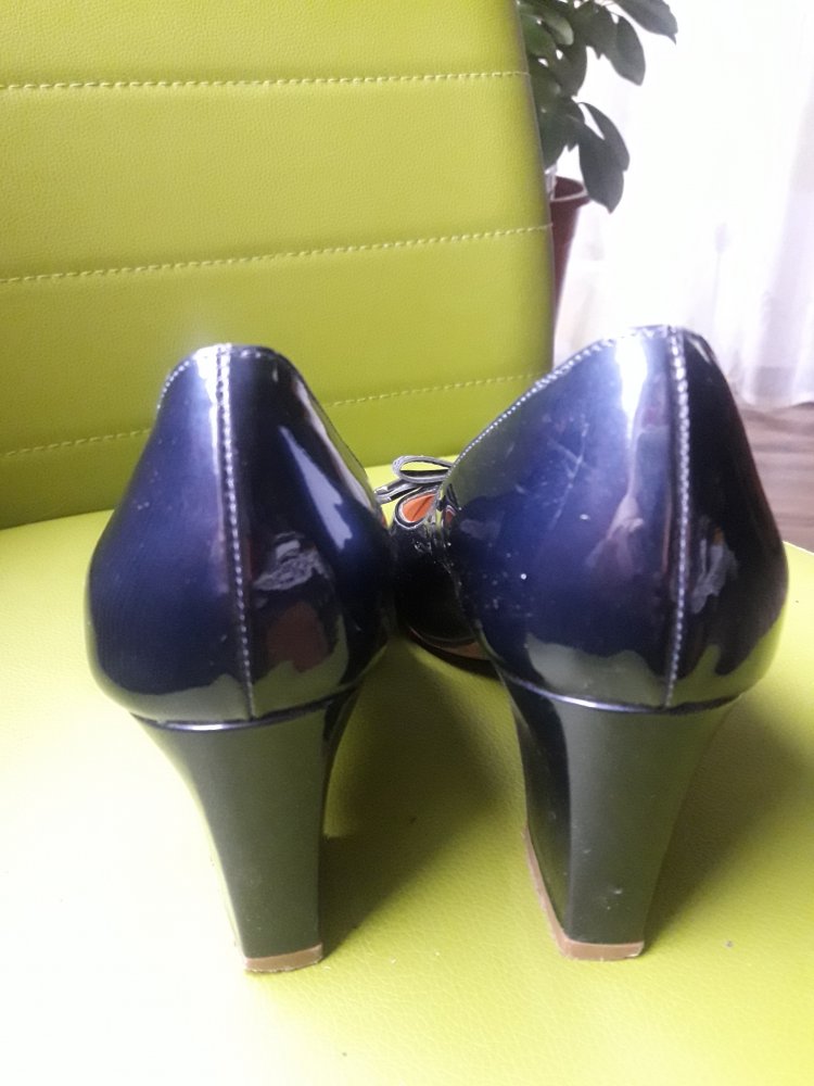 Dunkelblaue Lackpumps