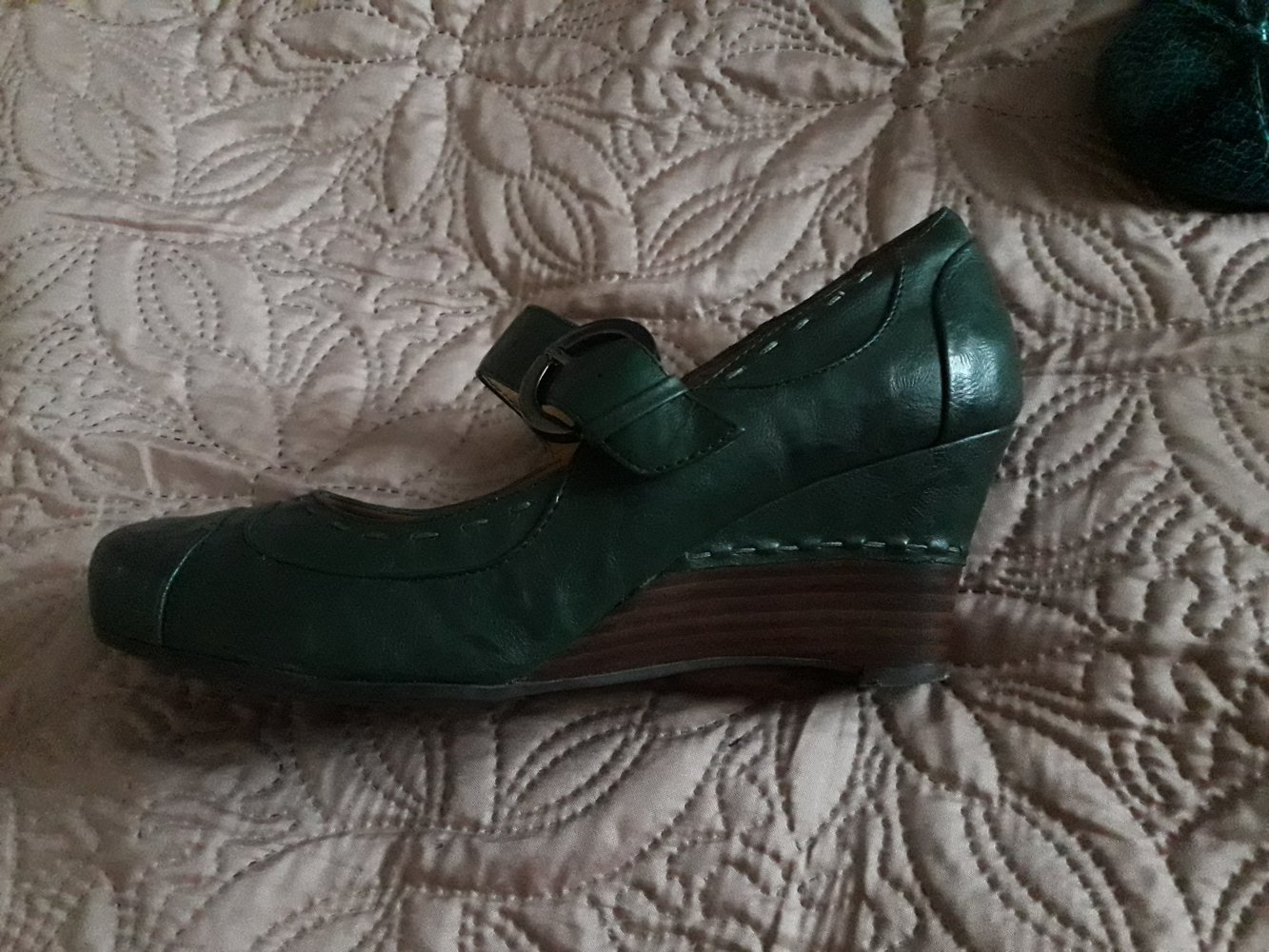 Hoher dunkelgrüner Schuh