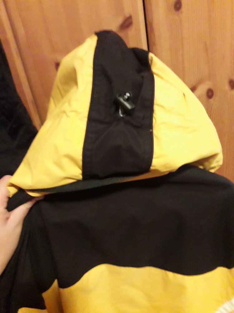 Sonnengelber Skianzug