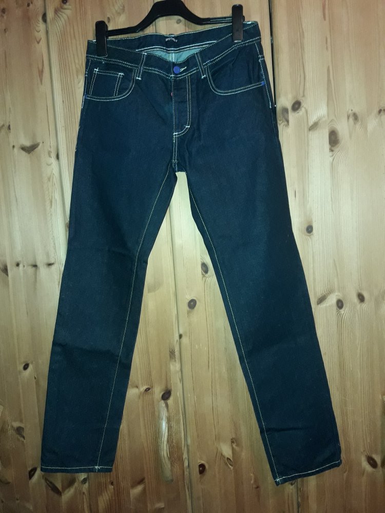 Ungetragene dunkle Jeans 