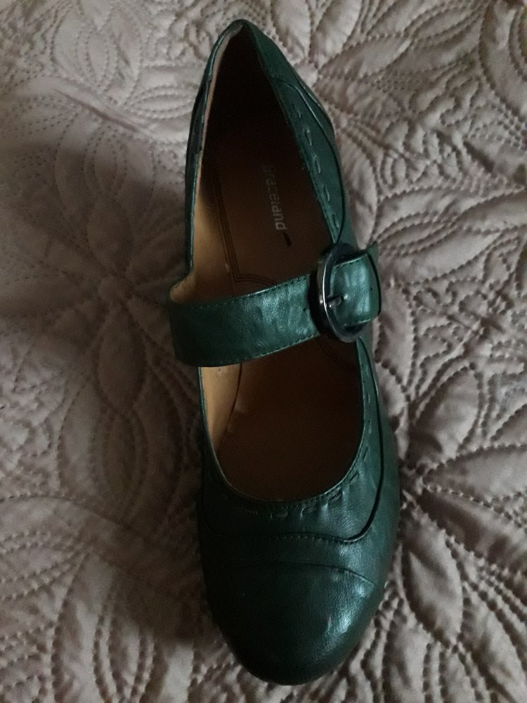 Hoher dunkelgrüner Schuh