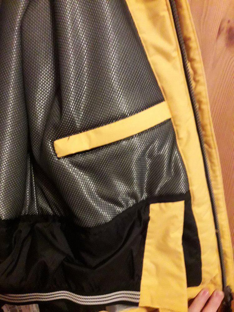 Sonnengelber Skianzug