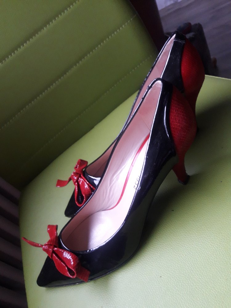 Zweifarbige Lackpumps