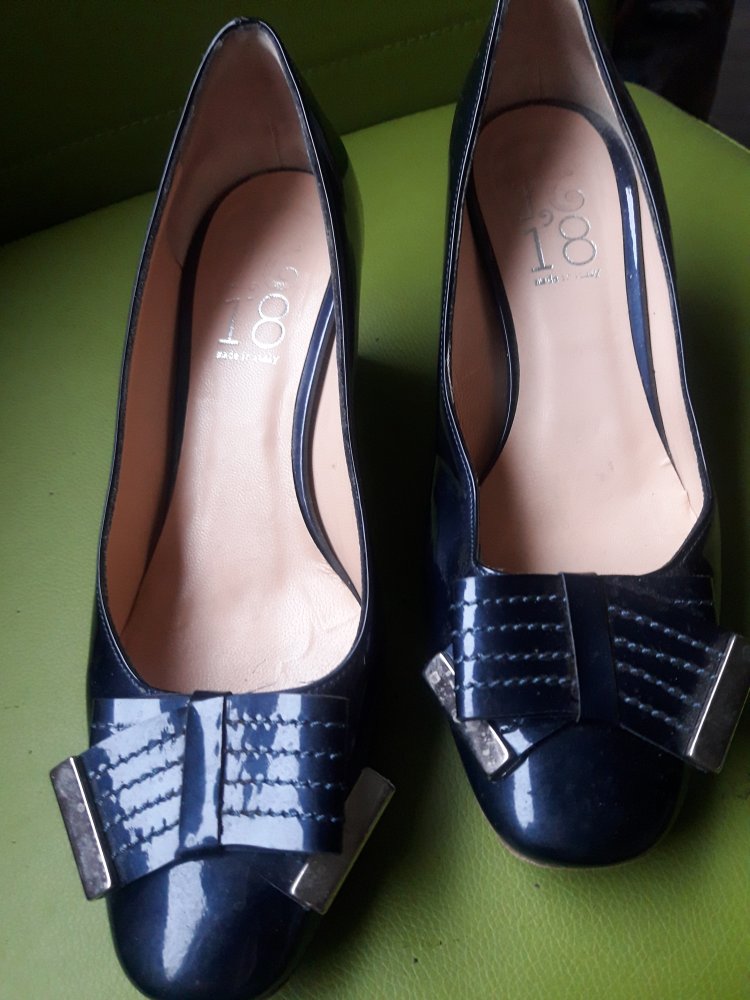 Dunkelblaue Lackpumps