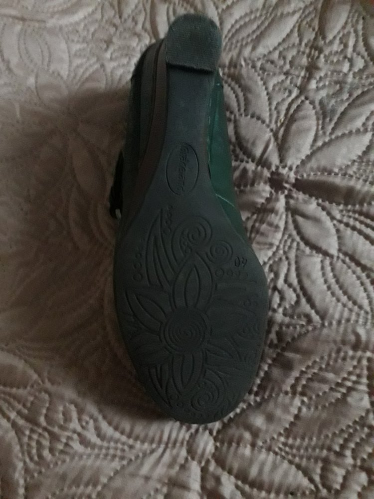 Hoher dunkelgrüner Schuh