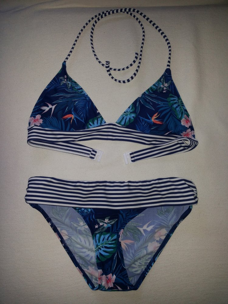 Bikini (oben Gr. 38, unten Gr. 34) mit Blumen und Streifen von HotStuff