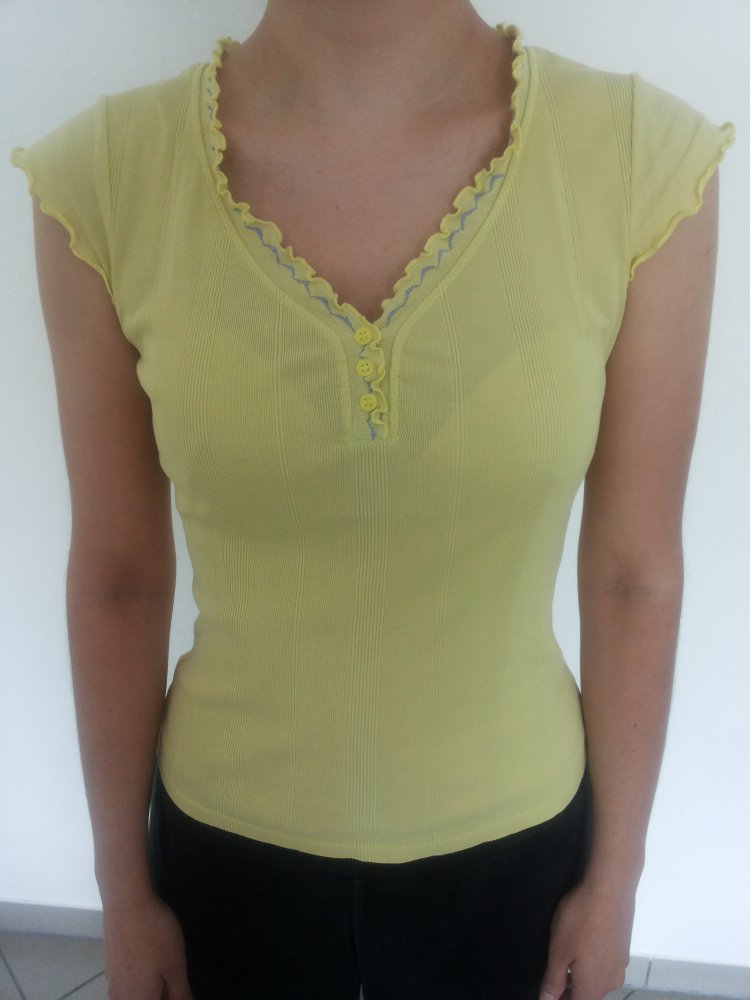 Top mit Volants und Zierknöpfen